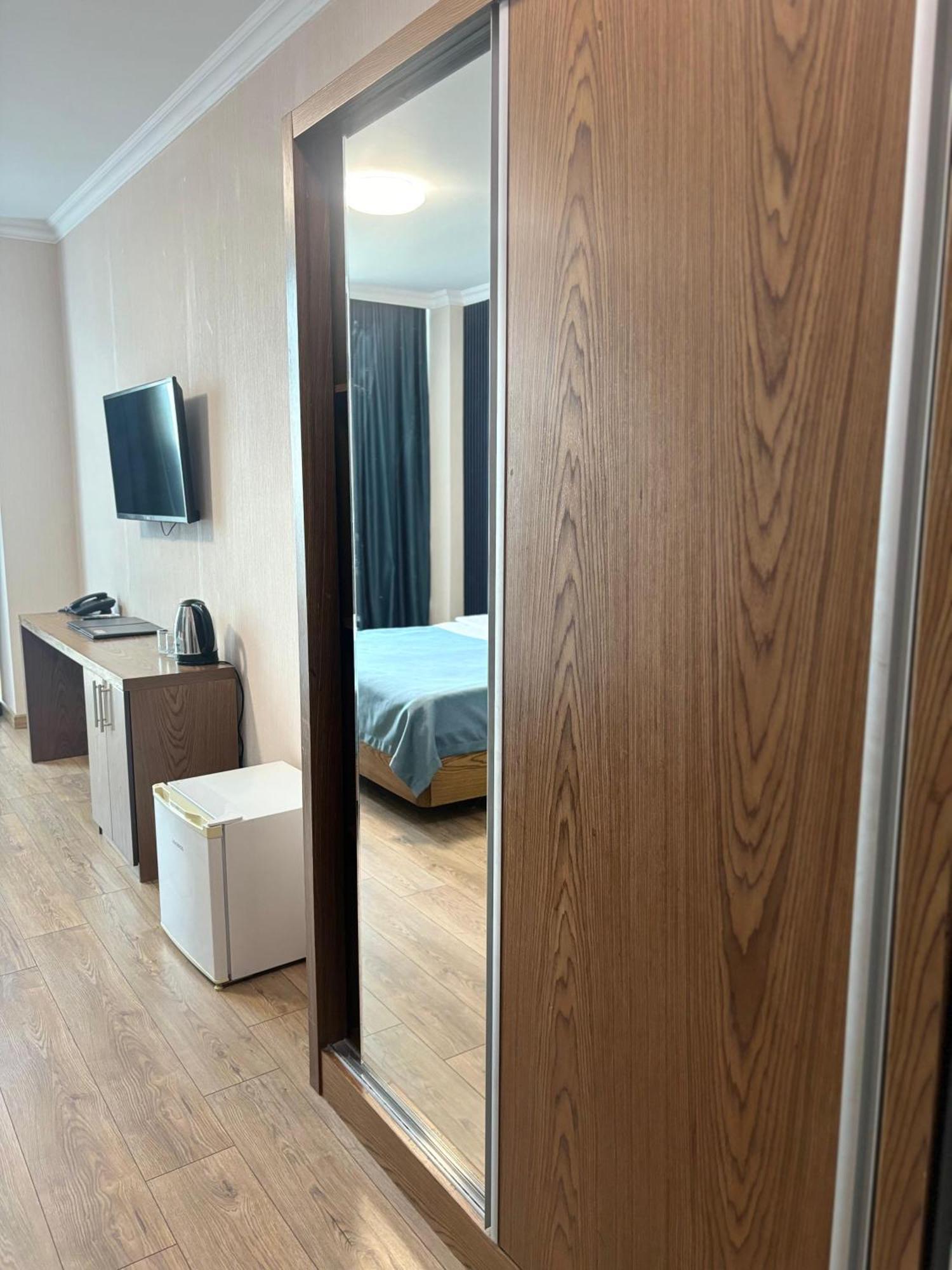 Business Hotel Almaty Luaran gambar